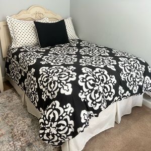 Black + White Bedding Set